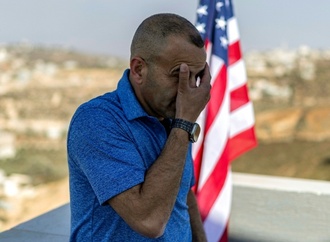 Belagerung durch Siedler: US-Palästinenser hisst US-Flagge an seinem Haus