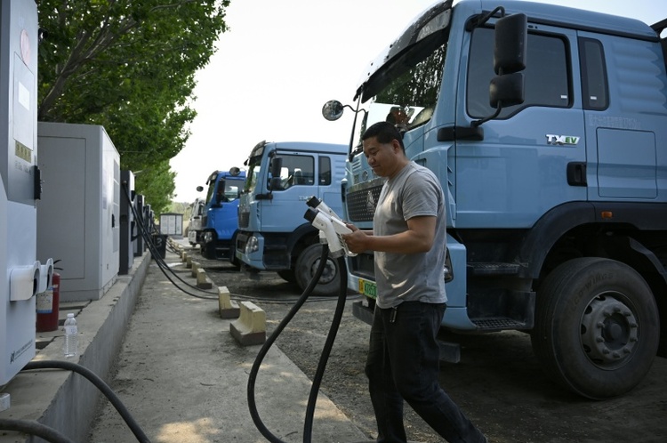 Untersuchung: Weltweiter Absatz von Elektro-Lkw und -Bussen 2025 fast verdoppelt