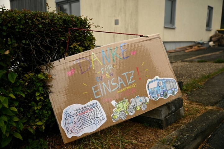 Merz dankt Einsatzkräften nach Brand in Hürtgenwald - Kanzler-Auftritt von Pfiffen begeleitet