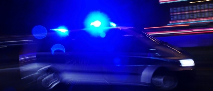 Mann fährt auf Autodach mit: Polizei stoppt riskante Tour in Baden-Württemberg