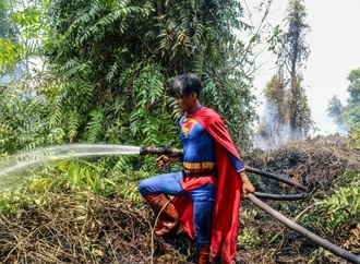 Superman gegen die Flammen: Verkleideter Jugendlicher in Indonesien bekämpft Waldbrände