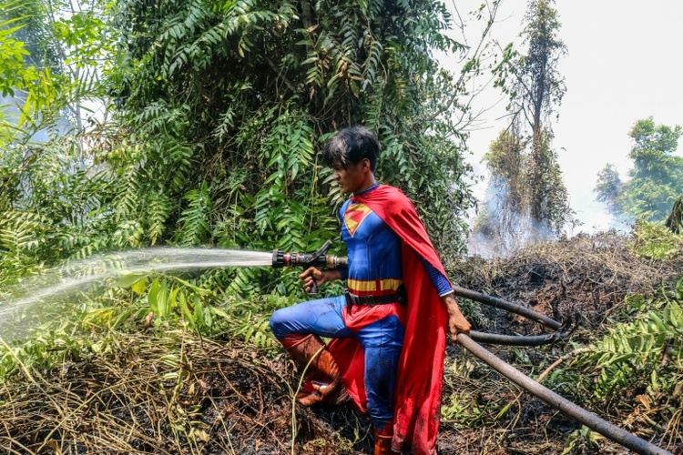 Superman gegen die Flammen: Verkleideter Jugendlicher in Indonesien bekämpft Waldbrände