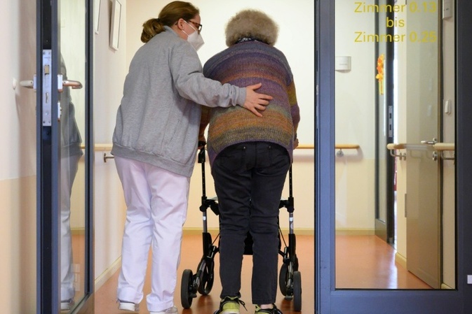 SPD und Verbände begrüßen Linnemanns ''Kurskorrektur'' bei pflegenden Angehörigen