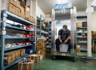Kühlschrank für Menschen soll japanische Arbeiter vor Hitze schützen
