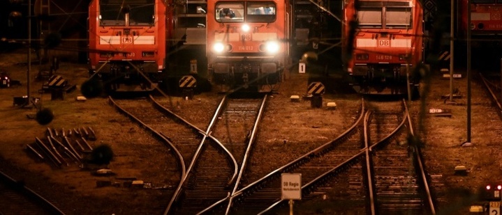 75-Jähriger umfährt Schranken: Tödlicher Bahnunfall in Schleswig-Holstein