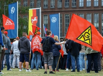 VW-Chef Blume trifft auf Beschäftigte - Betriebsrat sieht Vertrauen beschädigt