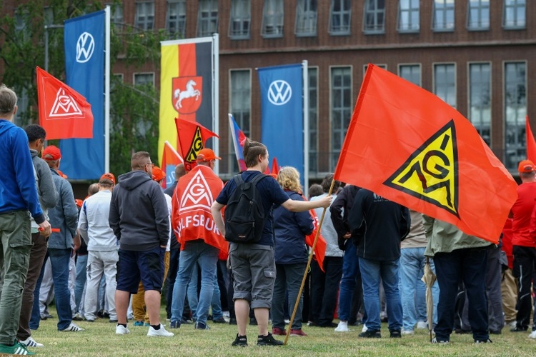VW-Chef Blume trifft auf Beschäftigte - Betriebsrat sieht Vertrauen beschädigt