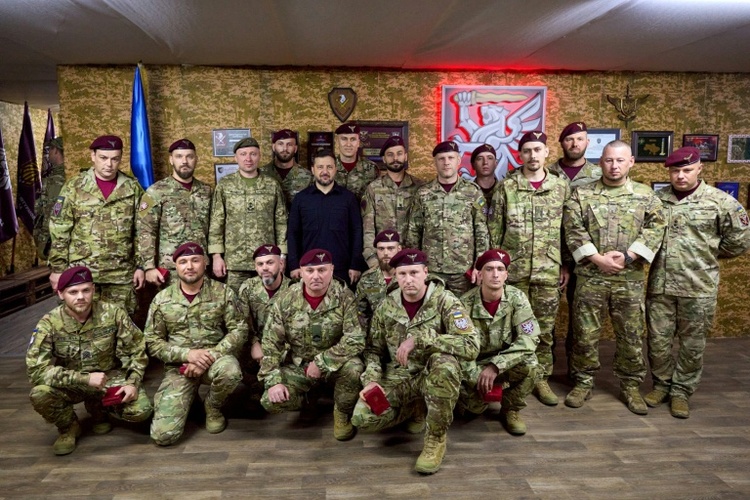 Selenskyj besucht ukrainische Soldaten an der Front