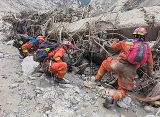 Bereits mehr als 600 Tote nach Sturzflut im Himalaya - Rettungskräfte kämpfen sich durch Schlamm