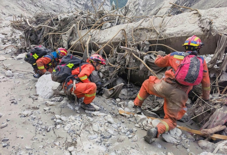 Bereits mehr als 600 Tote nach Sturzflut im Himalaya - Rettungskräfte kämpfen sich durch Schlamm