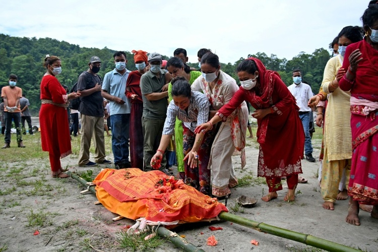 Zahl der Toten nach Sturzflut steigt in Nepal auf mindestens 903