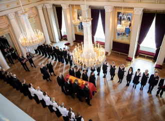 Sarg von verstorbenem norwegischen König Harald V.in Schlosskapelle gebracht