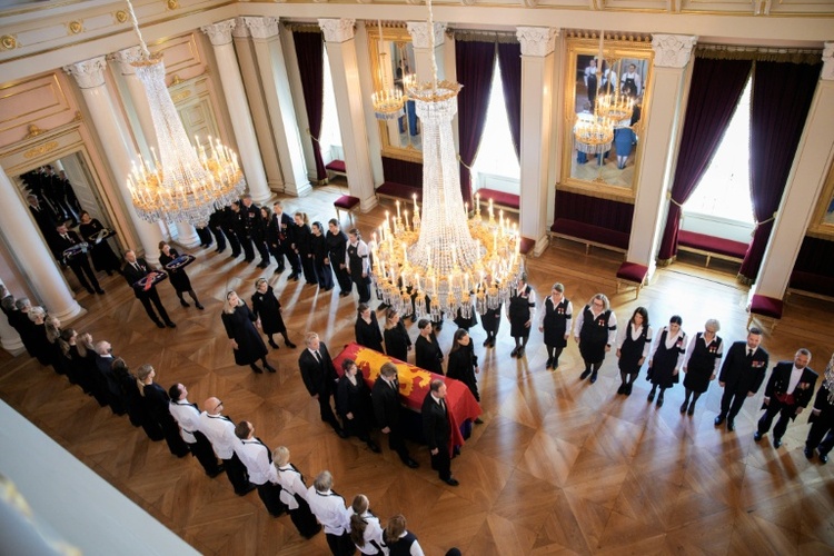 Sarg von verstorbenem norwegischen König Harald V.in Schlosskapelle gebracht