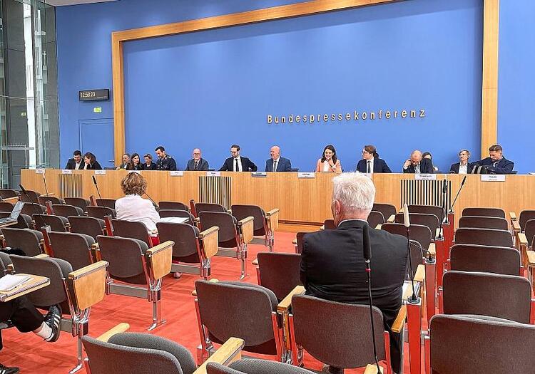 Bundesregierung fordert von Bevölkerung 