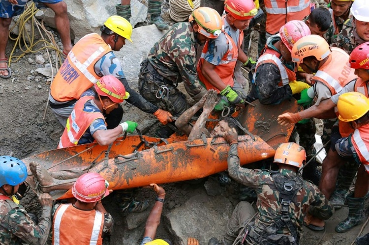 Zwei Verschüttete mehr als eine Woche nach verheerender Sturzflut in Nepal gerettet