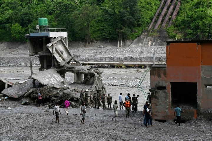 Weiter Suche in Nepal nach Überlebenden der Sturzflut - Zahl der Toten erneut gestiegen
