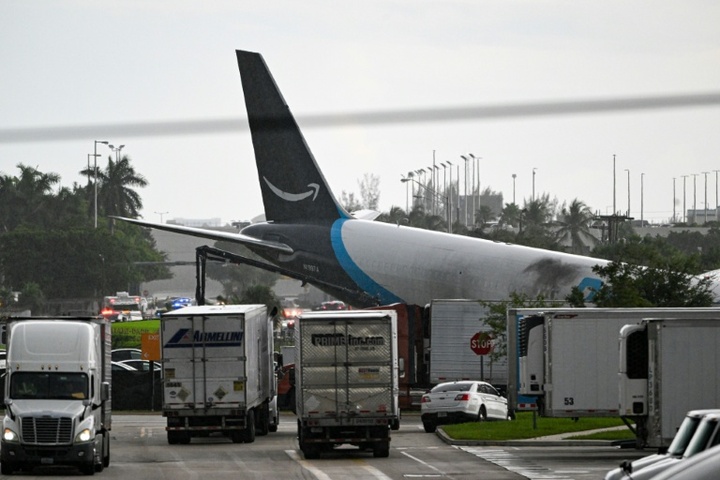 Fünf Tote bei Unglück in Miami: Amazon-Frachtflugzeug kommt von Landebahn ab