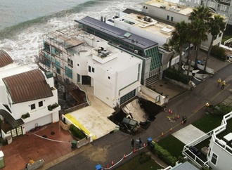 Offenbar Haus von US-Schauspieler Cage in Malibu betroffen: Loch in Auffahrt durch Brandung