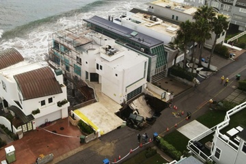 Offenbar Haus von US-Schauspieler Cage in Malibu betroffen: Loch in Auffahrt durch Brandung