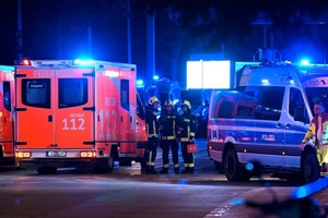 Linienbus in Berlin fährt gegen Baum: 15 Menschen teils schwer verletzt
