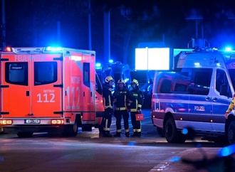Linienbus in Berlin fährt gegen Baum: 15 Menschen teils schwer verletzt