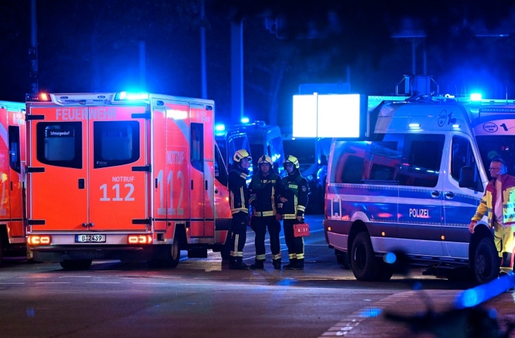 Linienbus in Berlin fährt gegen Baum: 15 Menschen teils schwer verletzt