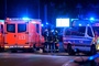 Linienbus in Berlin fährt gegen Baum: 15 Menschen teils schwer verletzt