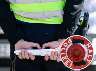 Zu betrunken für Alkoholtest: Mutter baut Unfall mit dreijährigem Kind in Auto