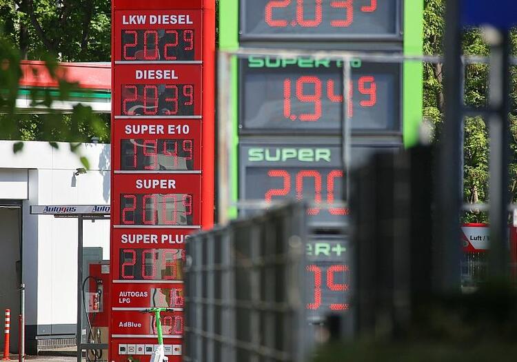 Brantner will von Merz konkrete Antwort auf hohe Spritpreise