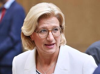 Rehlinger kritisiert Verzögerungen beim Tankrabatt