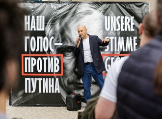 ''Nein zum Krieg'': Exilrussen protestieren am Wahltag vor Botschaft in Berlin