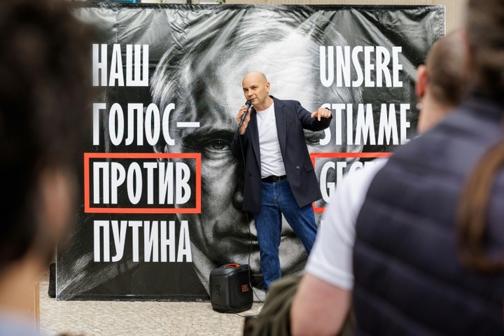 ''Nein zum Krieg'': Exilrussen protestieren am Wahltag vor Botschaft in Berlin
