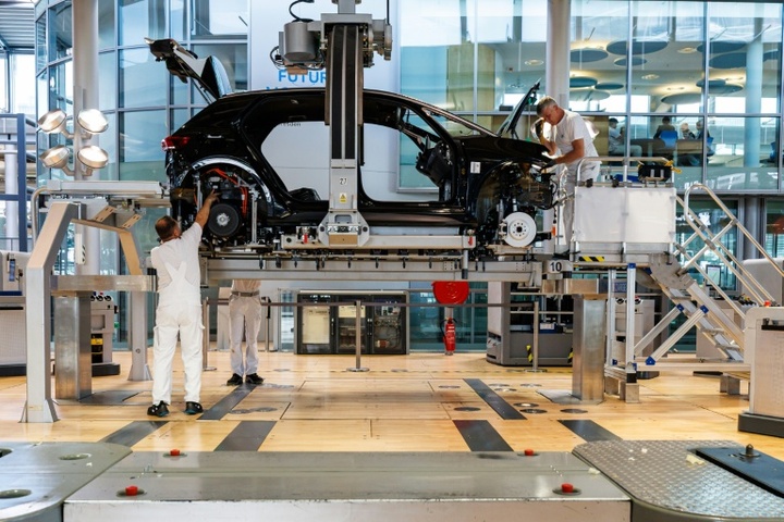 IG Metall fordert Unterstützung für kriselnde Autoindustrie - Kritik auch an Konzernen