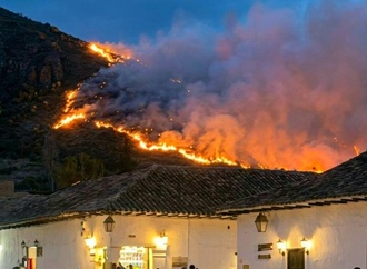 Waldbrand in Kolumbien bedroht bei Touristen beliebte Andenstadt Villa de Leyva