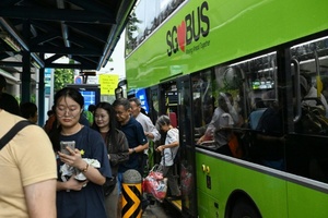 340 Euro Strafe für Füße auf Sitzen: Busse in Singapur verschärfen Vorschriften