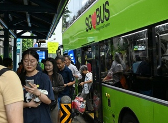 340 Euro Strafe für Füße auf Sitzen: Busse in Singapur verschärfen Vorschriften