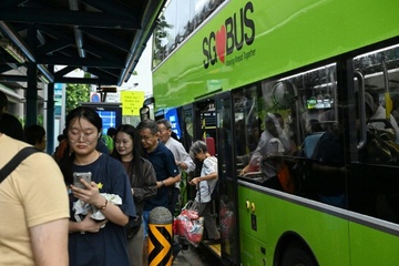 340 Euro Strafe für Füße auf Sitzen: Busse in Singapur verschärfen Vorschriften