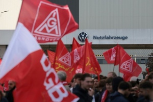 Zehntausende Beschäftigte protestieren gegen ''Kahlschlag'' in der Autoindustrie