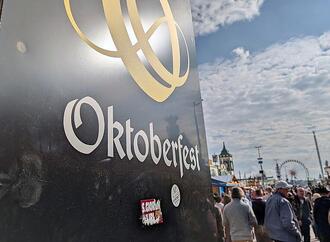 Mitarbeiter eines Fahrgeschäfts stirbt nach Unfall auf Oktoberfest
