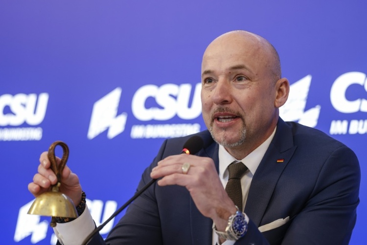 Debatte um Merz-Äußerungen zur Krankenversicherung - CSU lehnt Systemänderung ab