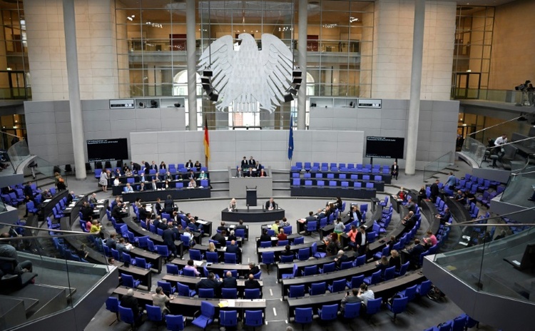 Bundestag befragt Pistorius und Linnemann und berät Gesetz gegen K.O.-Tropfen