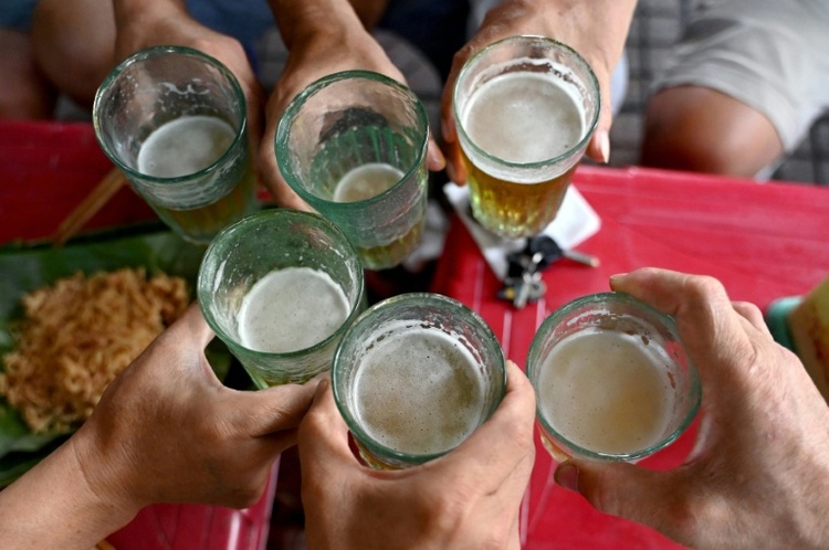 RKI: Drittel der Erwachsenen trinkt mindestens drei alkoholische Getränke pro Woche