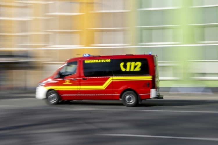 Reisebus kommt von Autobahn ab: Zwei Tote und mehrere Schwerverletzte in Bayern