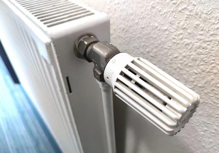 Strom- und Gaspreise für Haushalte im 1. Halbjahr niedriger