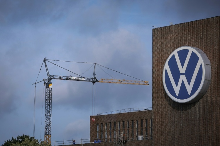 Volkswagen kündigt zahlreiche Tarifverträge - Gewerkschaft protestiert