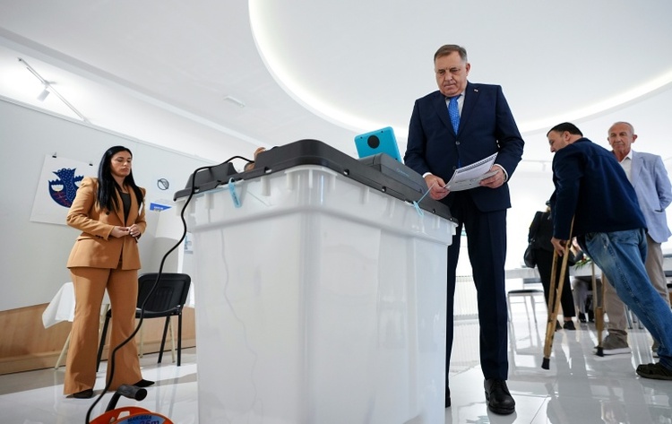 Bosnisch-serbischer Hardliner Dodik erklärt sich zum Wahlsieger und dankt Trump und Putin