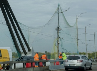 Erstmals in Kiew: Netze zum Schutz vor Drohnen an wichtiger Brücke angebracht