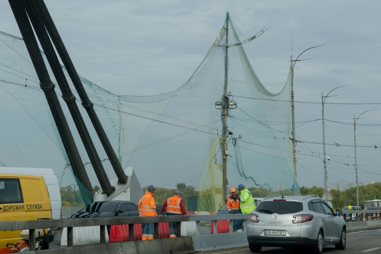 Erstmals in Kiew: Netze zum Schutz vor Drohnen an wichtiger Brücke angebracht