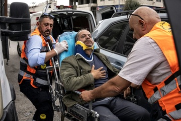 Israelische Siedler greifen AFP-Journalisten an und verletzten einen Fotografen
