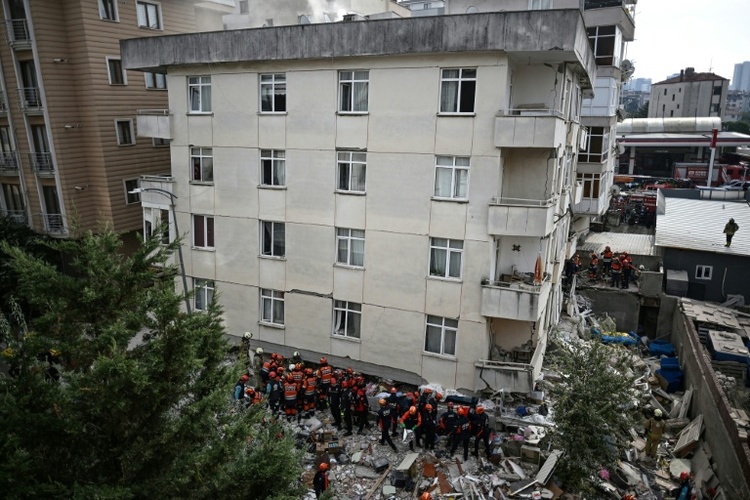 Fünf Tote bei Teil-Einsturz von Gebäude in Istanbul